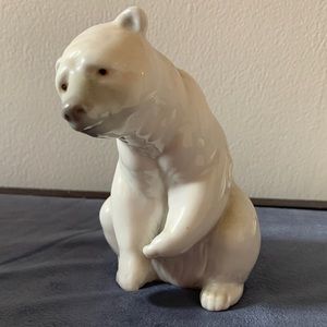 Lladro Resting Polar Bear.  Great condition